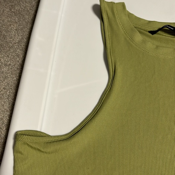 NWT VERO MODA 💚 cut shoulder cropped tank - Picture 6 of 8